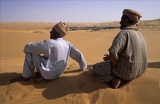 两个男人,传统服装,坐,沙丘,利比亚