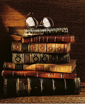 一堆,老式,书本,眼镜
