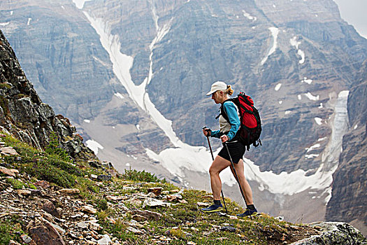 女性,远足,杆,向上,山路,山,悬崖,雪,背景,不列颠哥伦比亚省,加拿大