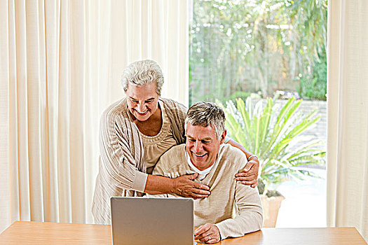 老年,夫妻,看,笔记本电脑,在家