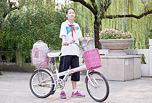 骑自行车的中学生