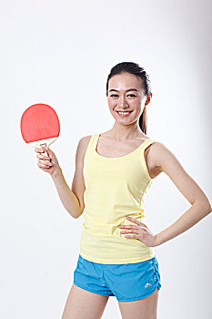 一个握着乒乓球拍的青年女士