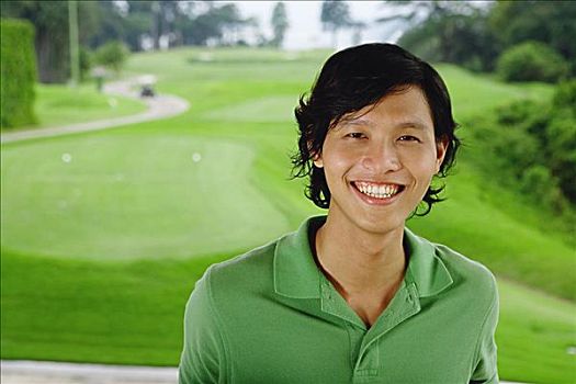 男人,绿色,马球衫,看镜头,微笑,高尔夫球场,后面