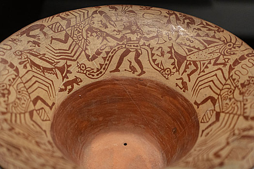 秘鲁特鲁希略国立大学博物馆莫切文化神怪作战细纹侈口瓶
