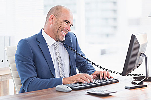 微笑,商务人士,接电话,电脑,办公室