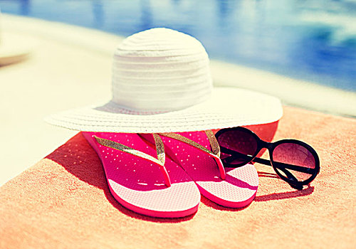 海滩,夏天,度假,配饰,概念,特写,帽子,人字拖鞋,墨镜,水潭