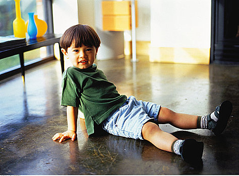 男孩,肖像,坐在地板上