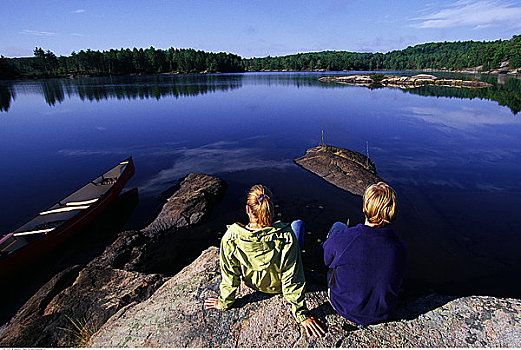 后视图,坐,夫妇,岩石上,湖,安大略省,加拿大