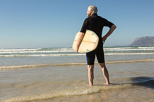 后视图,老人,紧身潜水衣,冲浪板,海滩