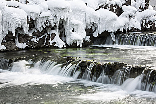 冬日雪景与流水