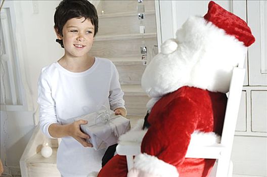 小男孩,拿着,展示,看,毛绒玩具,圣诞老人,室内