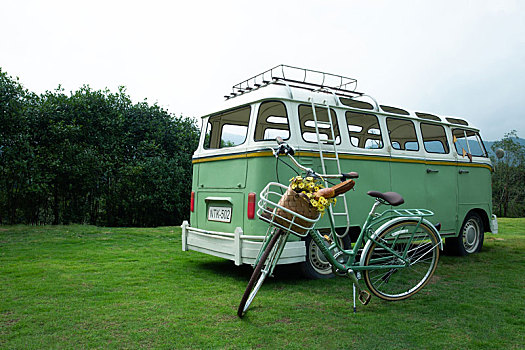 草坪上的度假面包车和自行车