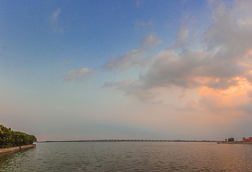 夕阳下的长江大桥风景很美丽