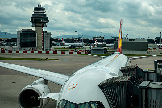 一架香港航空的客机停靠在香港国际机场空桥旁