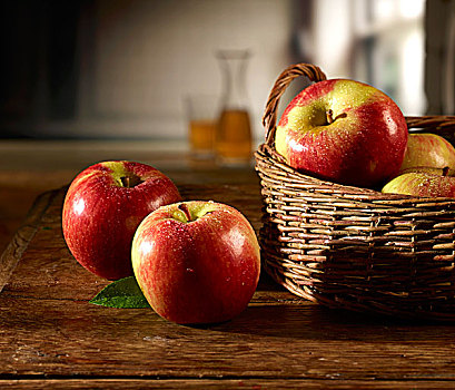 红苹果,木桌子,篮子