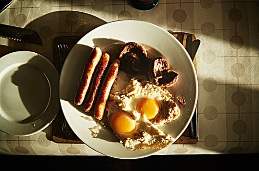 油炸,早餐,香肠,蛋,蘑菇,桌上