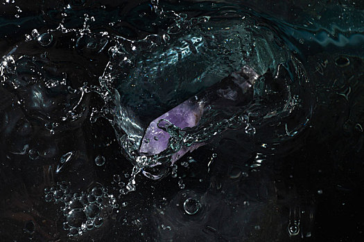坠入水中的紫色水晶石