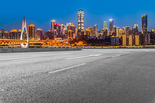 沥青路面和建筑景观夜景