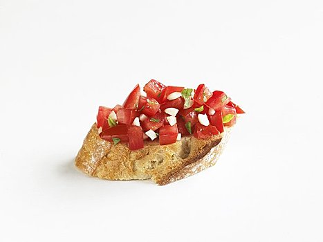 油炸面包,蒜,西红柿,白色背景