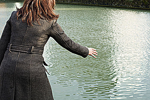 女人,穿,外套,正面,运河,后视图