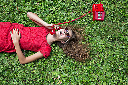 少女,躺着,草,拿着,红色,电话