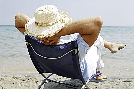 男人,坐,折叠躺椅,海滩