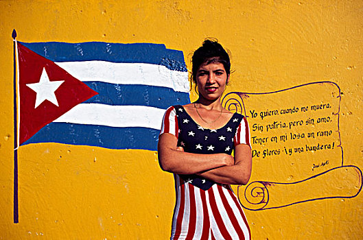 肖像,年轻,女人,站立,正面,古巴国旗,双臂交叉,哈瓦那,古巴