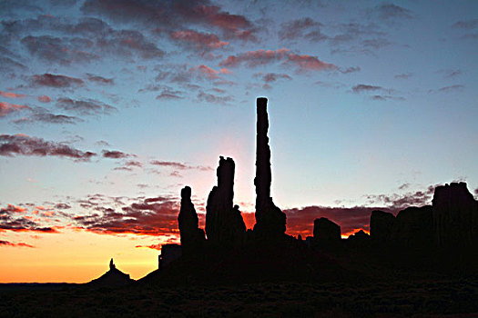 日出,图腾柱,纪念碑谷纳瓦霍部落公园,纪念碑谷,亚利桑那,美国