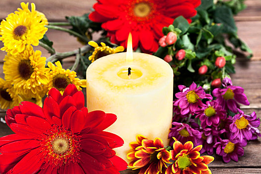 放在桌子上的鲜花,蜡烛