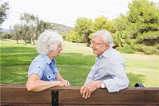 老年,夫妻,交谈,一起,公园长椅,公园