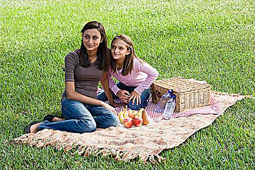 女孩,坐,野餐毯,草地,公园
