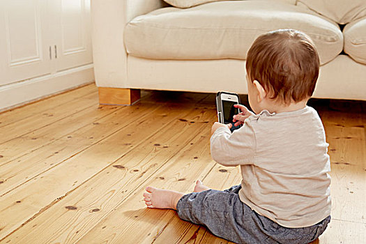 男婴,坐在地板上,智能手机