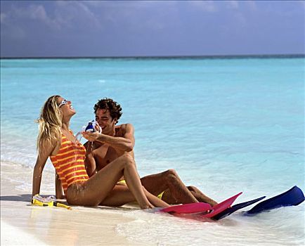 年轻,情侣,潜水,享受,沙滩,度假,马尔代夫,印度洋