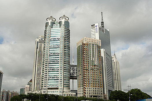 上海浦东开发区陆家嘴金融区里的现代建筑