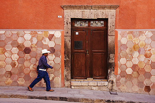 男人,走,街上,圣米格尔,瓜纳华托,墨西哥