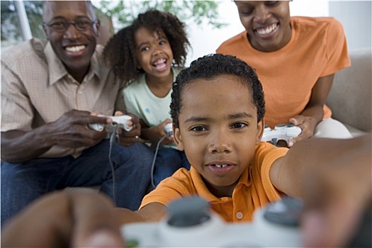 家庭,玩电玩,游戏机,沙发,在家,微笑,正面,聚焦
