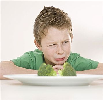 男孩,坐,正面,盘子,花椰菜,令人反感,看,脸