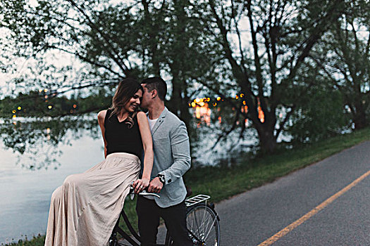 浪漫,男青年,悄悄话,女朋友,自行车,车把,湖,黄昏