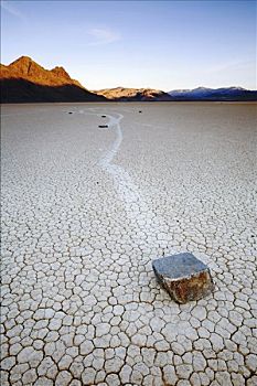 石头,移动,干燥,湖床,离开,小路,死亡谷国家公园,加利福尼亚