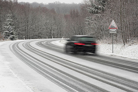 汽车,驾驶,积雪,道路,警告标识,倾斜,黑森州,德国,欧洲