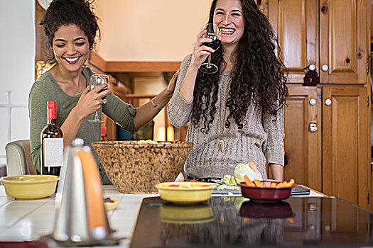 两个,女性朋友,准备,沙拉,讥笑,厨房操作台
