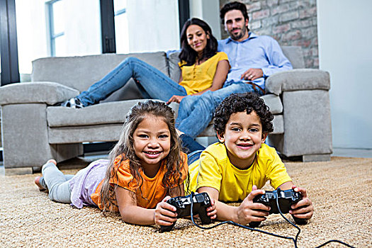 孩子,玩电玩,地毯,客厅,父母,沙发