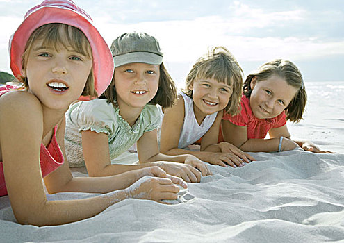 四个,女孩,躺着,海滩,看镜头,微笑,特写