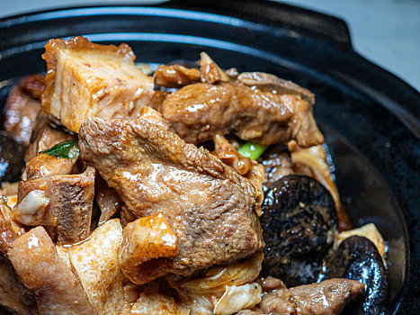 腐竹冬菇火腩焖鸭肉煲