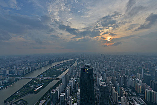 广州东塔上空景观