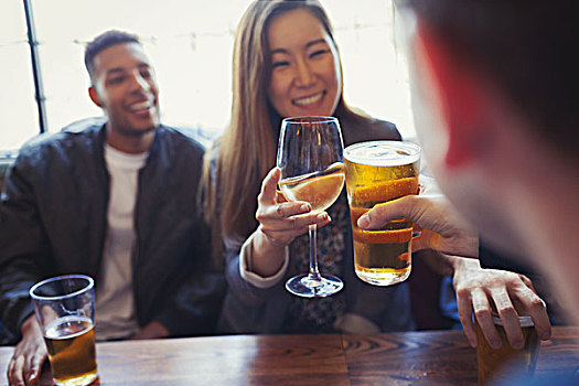 朋友,庆贺,祝酒,啤酒,葡萄酒,桌子,酒吧