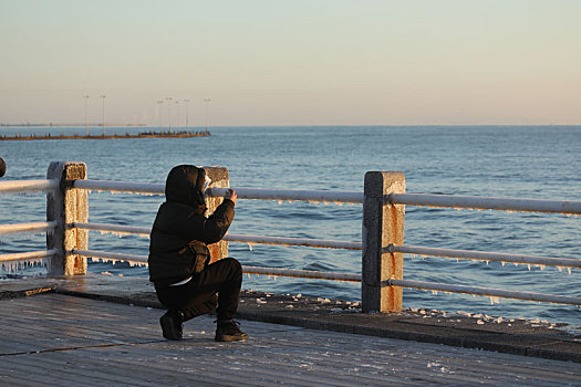 山东省日照市,市民无惧零下11,严寒,海边看日出赏海冰拍风景