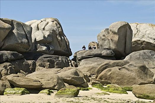 人,度假,坐,岩石构造,靠近,布列塔尼半岛,法国,欧洲