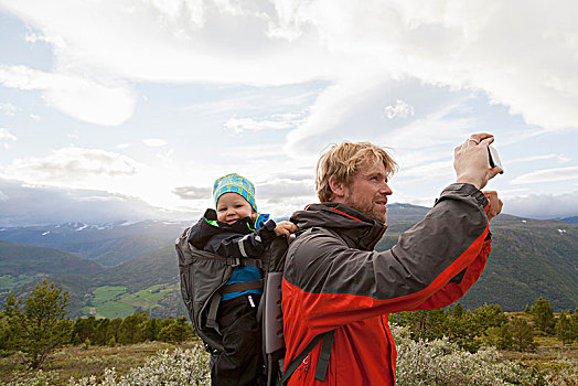 男性,远足,儿子,摄影,山景,尤通黑门山,国家公园,洛姆,奥普兰,挪威
