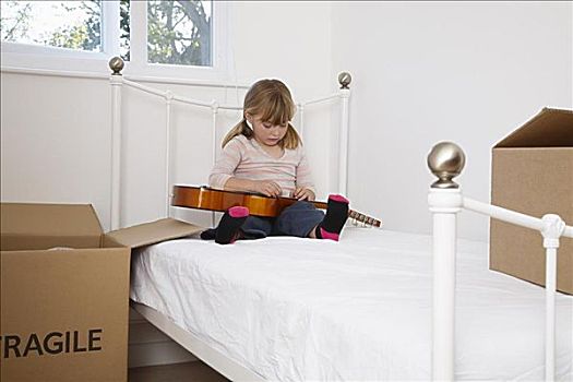 女孩,弹吉他,床,盒子